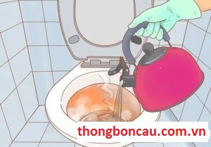 Thông bồn cầu nghẹt đơn giản chỉ với nước sôi