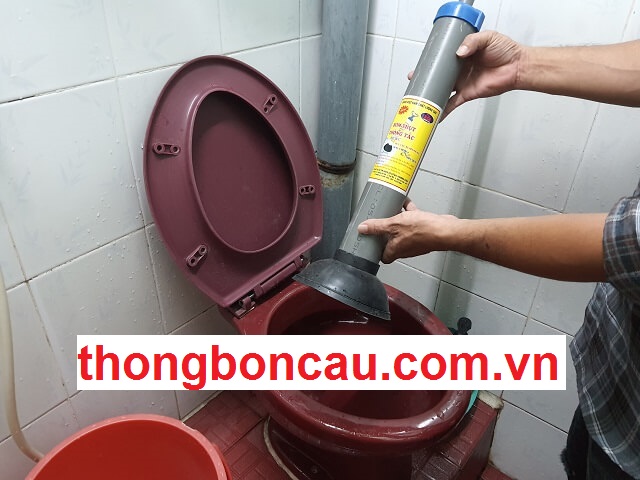 Giá bơm thụt bồn cầu là bao nhiêu 1 cây?